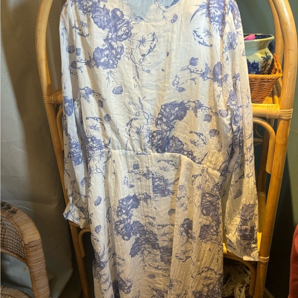 LulusFloral Blue and White Midi Dress NWT - Picture 6 of 7